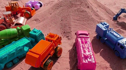 工程车来到沙土堆前工作