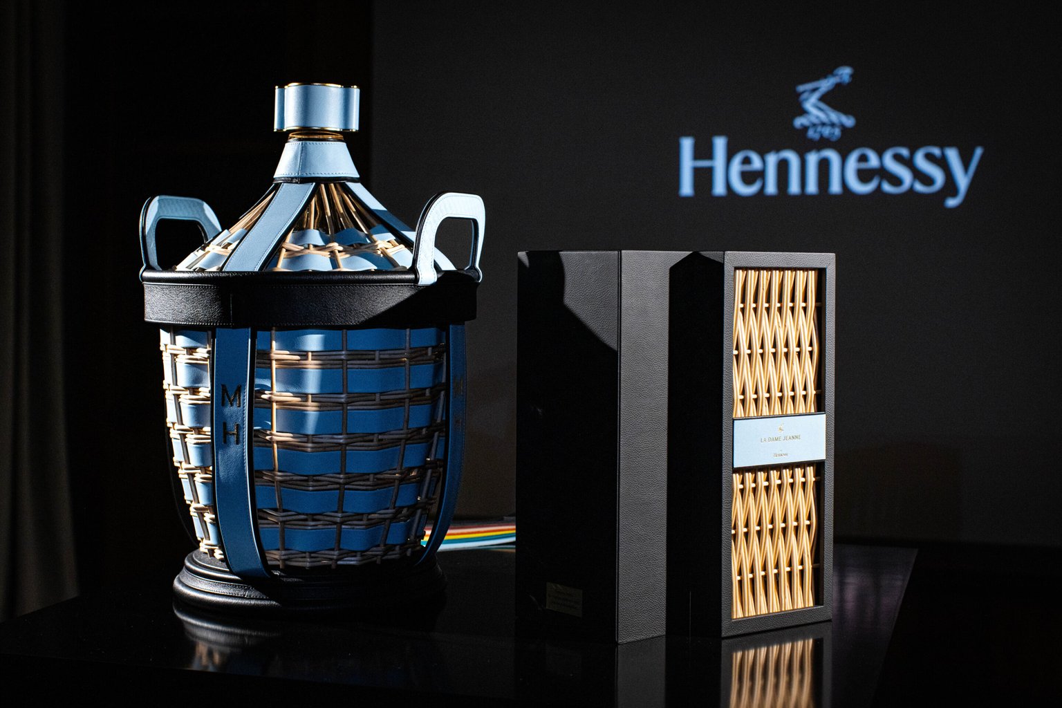 Packshot of the Hennessy Dame Jeanne and its case