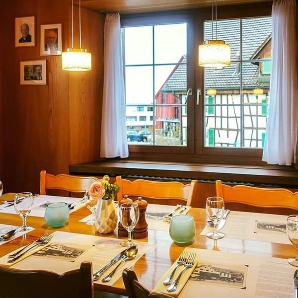 The bright restaurant radiates coziness.