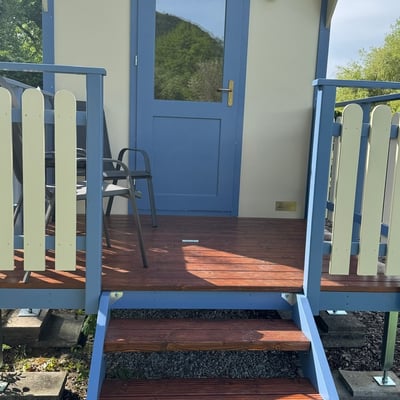 Der blaue Zirkuswagen mit Terrasse