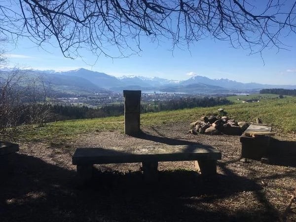 Der historische Milchsuppenstein auf der Grenze zwischen den Kantonen Zürich und Zug.