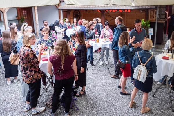 Aperitif in the Löwen garden at the company celebration. The setting at the Löwen always allows for perfect use of various spaces.