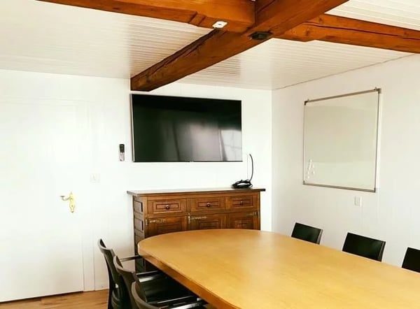 The meeting room has a presentation TV with HDMI connection.