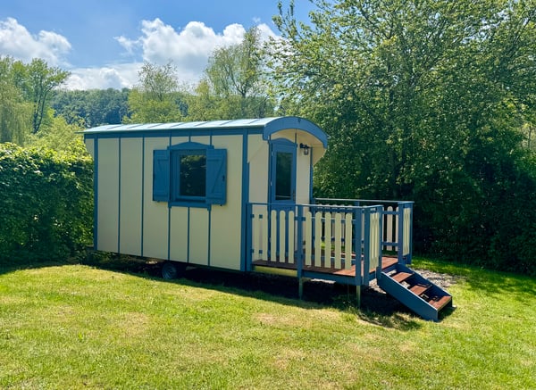 Blauer Zirkuswagen am Türlersee