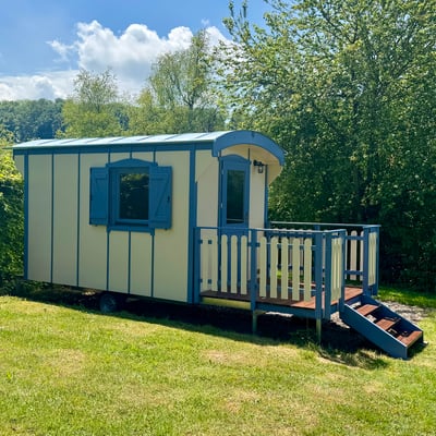 Blauer Zirkuswagen am Türlersee