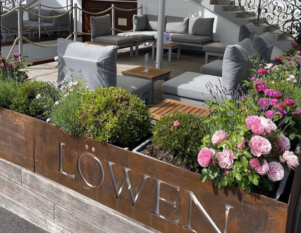 The lounge on the terrace in front of the house is popular for welcome aperitifs.