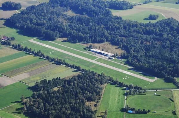 Starts und Landungen von Motor- und Segelflugzeugen beobachten beim Flugplatz Hausen am Albis