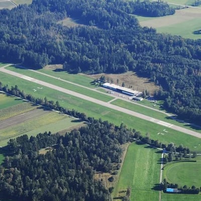 Starts und Landungen von Motor- und Segelflugzeugen beobachten beim Flugplatz Hausen am Albis