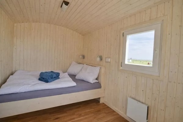 Der Zirkus-Wagen von Innen ist einfach eingerichtet