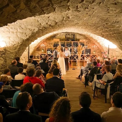 Romantische freie Trauung im historischen Weinkeller des Löwen.