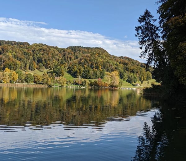Türlersee vom Hexengraben aus. Zu sehen ist die Badi auf der anderen Seite.