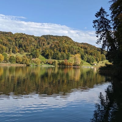 Türlersee vom Hexengraben aus. Zu sehen ist die Badi auf der anderen Seite.