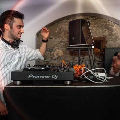 Die Party nach dem Essen ist mit DJ in der Bar das Tüpfelchen auf dem i.
