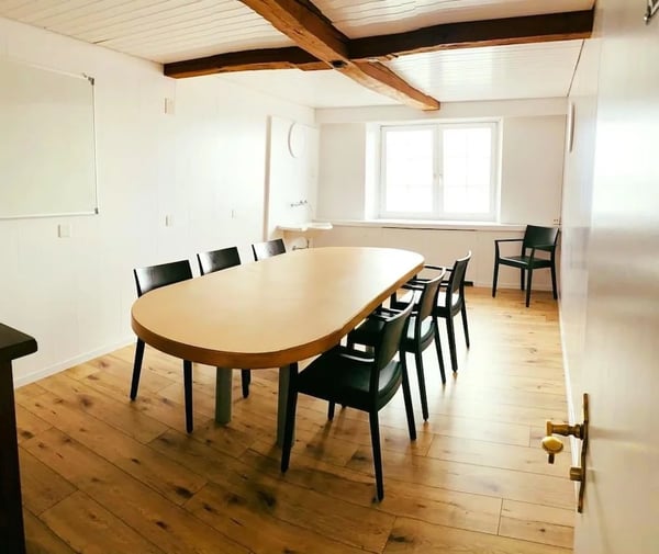 The meeting room is ideal for meetings with up to 8 people.