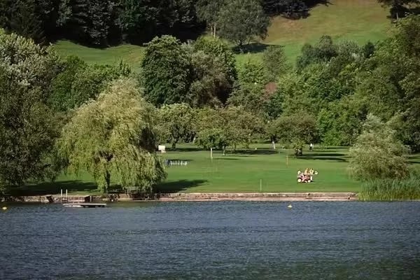 The sunbathing lawn at Türlersee invites you to linger.