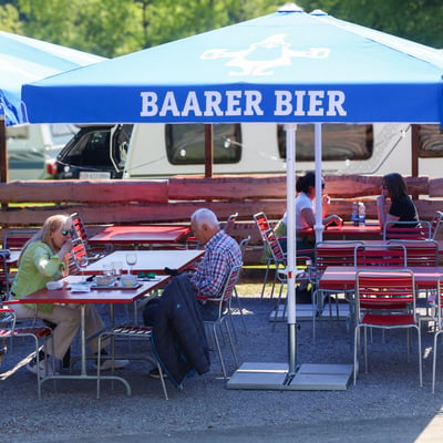 Im Schatten sitzen im Restaurant am Türlersee