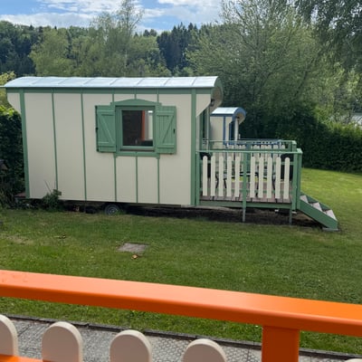 Der grüne Zirkuswagen