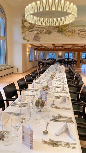 A long festivity table in the Löwen-Saal
