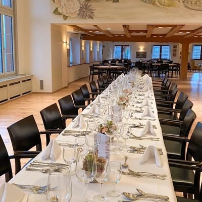 Ein langer Bankett-Tisch im Löwen-Saal