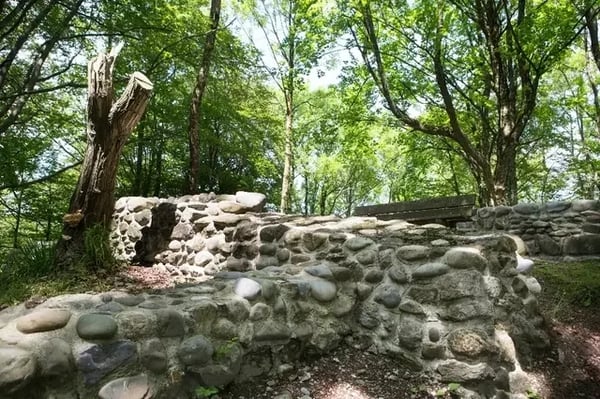 Die Grundmauern der Schnabelburg oberhalb von Hausen am Albis