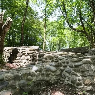 Die Grundmauern der Schnabelburg oberhalb von Hausen am Albis