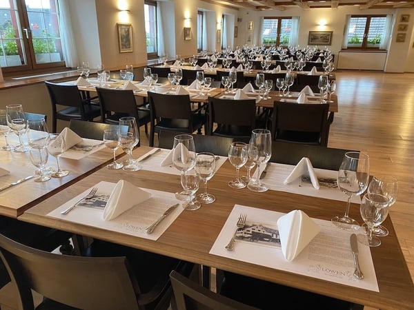 Even large group tours always have plenty of space in the beautiful banquet hall in the Löwen.