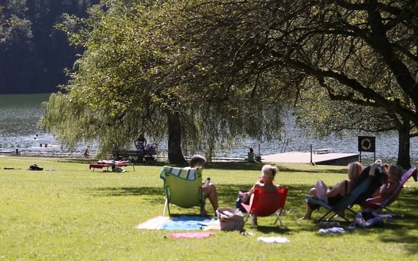 Badewiese am Türlersee. Im Liegestuhl ist es gemütlich.