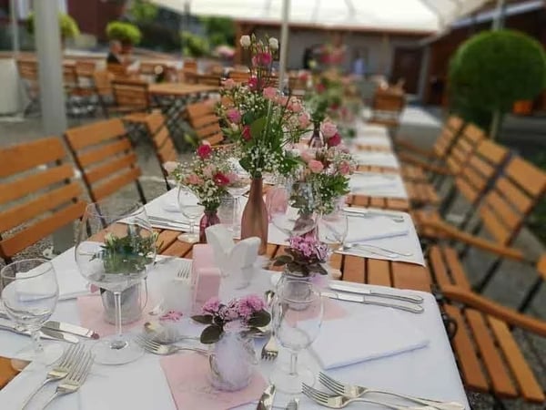 Charming table decoration with pink wildflowers and baby's breath