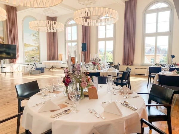 The large windows in the Löwen-Saal let in a lot of light.