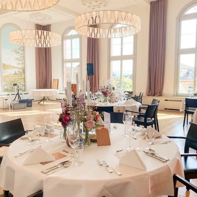 Die grossen Fenster im Löwen-Saal lassen viel Licht rein.