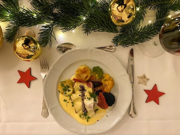 estive Christmas menu featuring beef filet with homemade potato gratin.