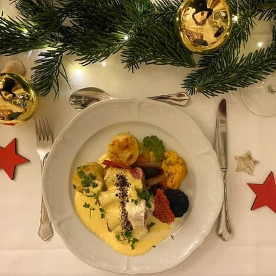 estive Christmas menu featuring beef filet with homemade potato gratin.