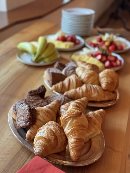 Conference participants enjoy breakfast before work.