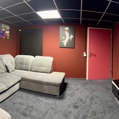 Kino-Zimmer mit grossem Screen