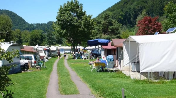 Camping-Atmosphäre am Türlersee. Der Camping ist gleichzeitig Zuhause, aber auch Ferienfeeling.