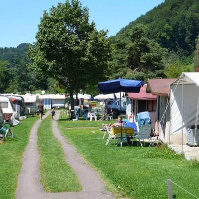 Camping-Atmosphäre am Türlersee. Der Camping ist gleichzeitig Zuhause, aber auch Ferienfeeling.