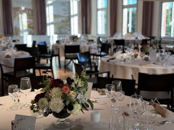 Round tables in the Löwen Banquette Hall