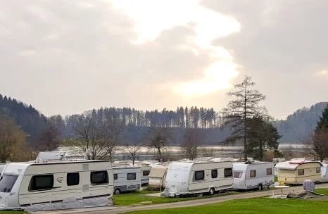 Wie idyllisch es ist, im Wohnwagen direkt am Türlersee die Saison zu verbringen.