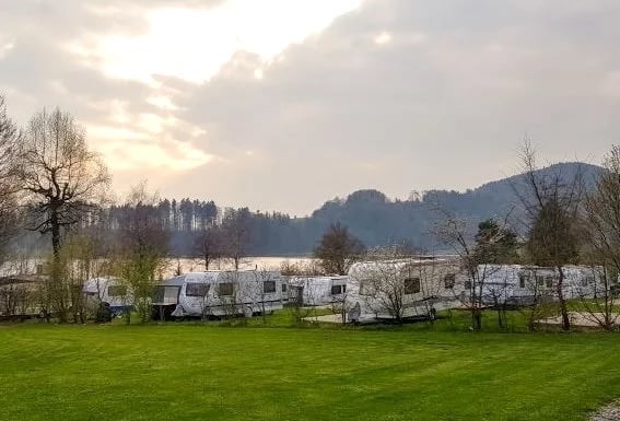 Saison-Camping in der Abenddämmerung am Türlersee.