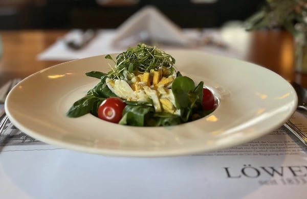 Lamb’s lettuce with chopped free-range egg