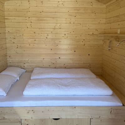 Bett im Zirkuswagen