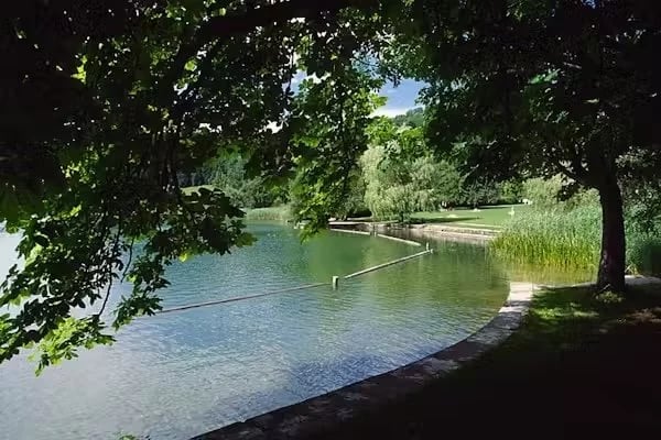 Im Nichtschwimmerbereich kann man auch im See baden, wenn man (noch) nicht schwimmen kann. 