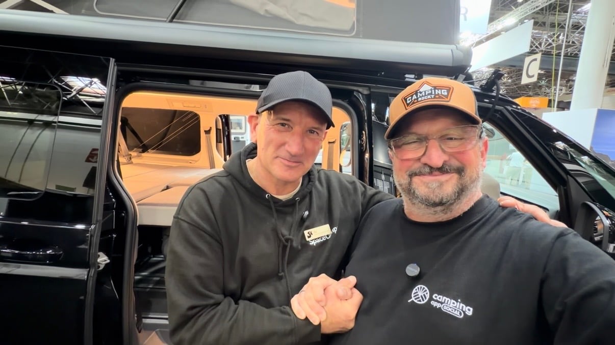 Jürgen aka OJ Campervans steht bei Spacecamper
