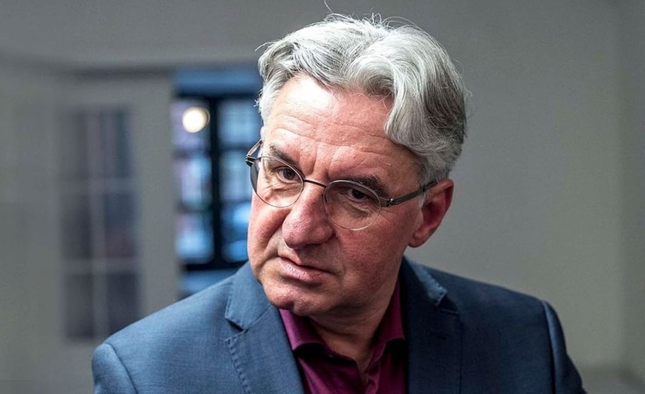 Spekuluje se o návratu politického matadora. Náhrada za Turka tvrdě narazí na Hradě
