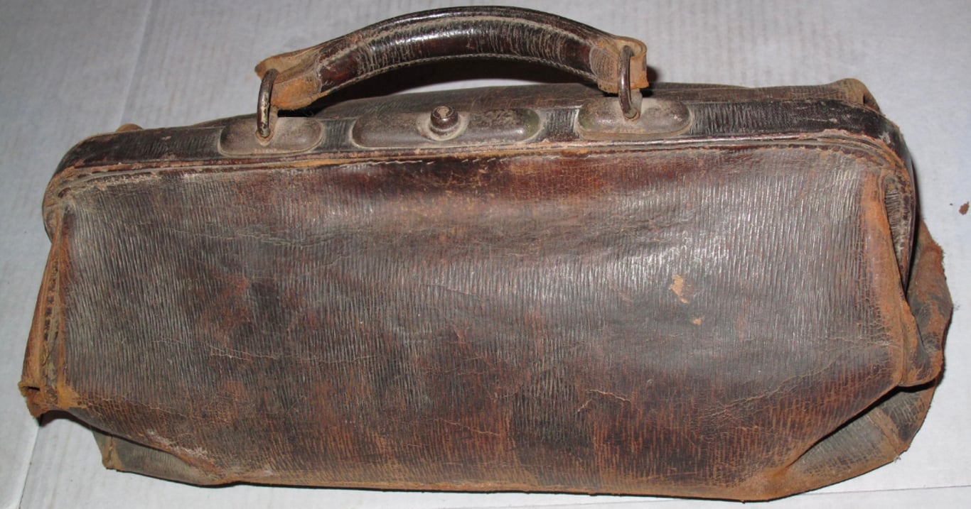 Synovec místo kapra vylovil z rybníka 25 let starou kabelku. Po jejím otevření nastalo plno zvratů