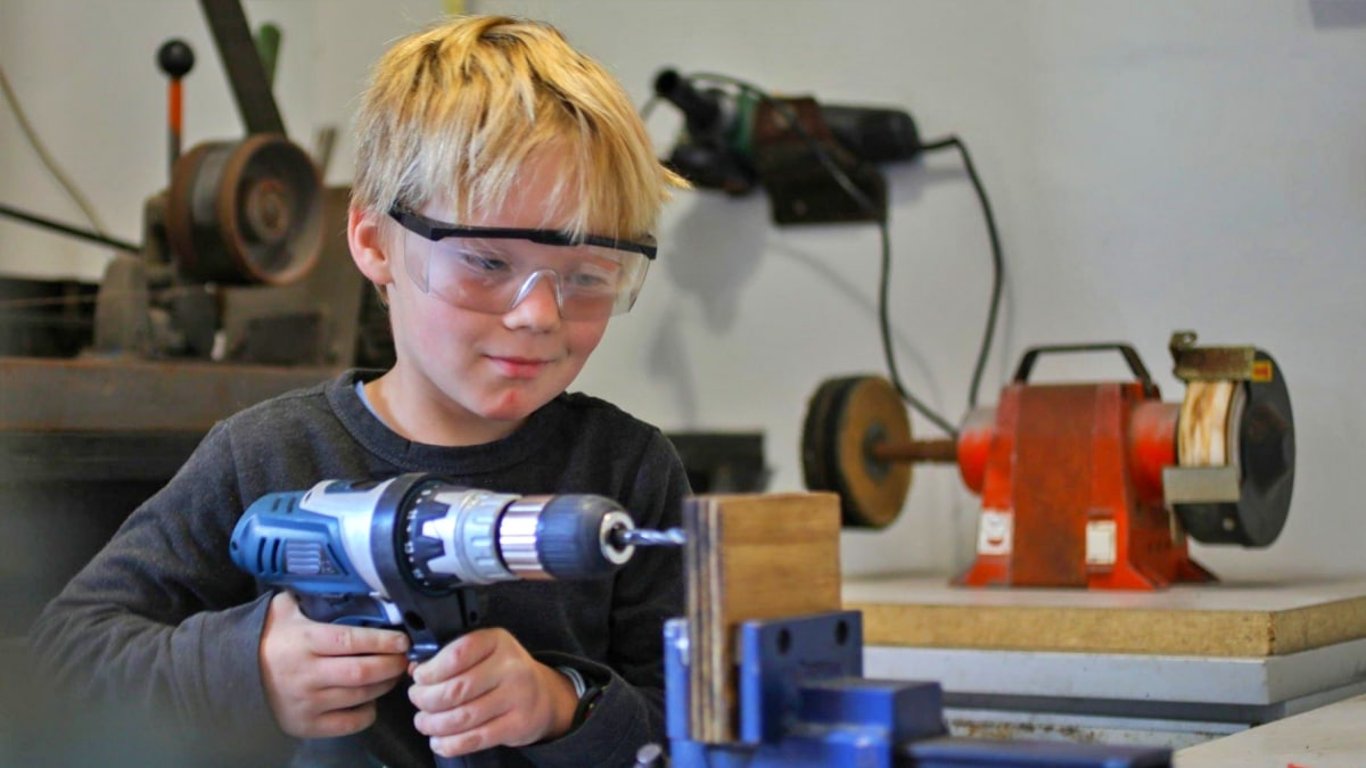 Třináctiletý chlapec postavil dům úplně sám. Nepotřeboval peníze, jen odhodlání a nápad