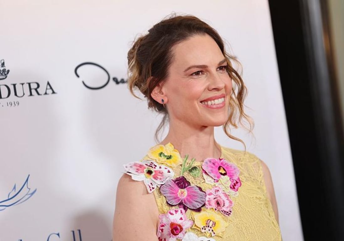 Oscarová Hilary Swank: Je jí 50, má dvouletá dvojčata a v plavkách okupuje titulní strany. Jak to dělá?