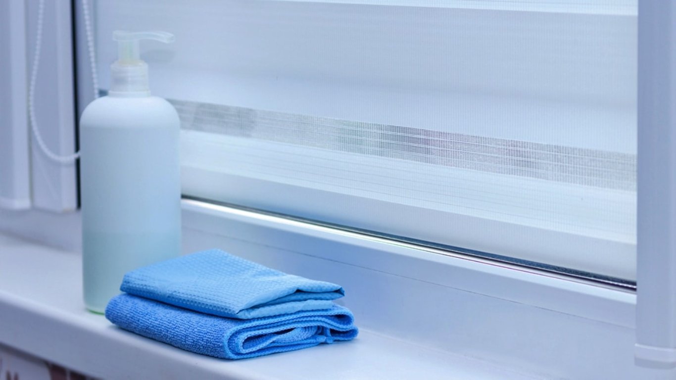 Čištění rolet den a noc není věda. Tajemství dokonale čistých lamel se skrývá v obyčejných věcech z domova