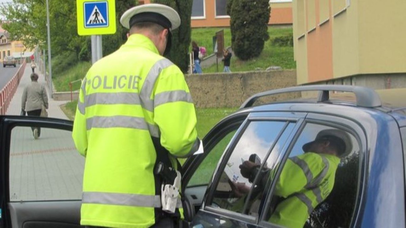 Kdo bude mít na autě podobnou SPZ, riskuje od policie likvidační pokutu a k tomu zákaz řízení