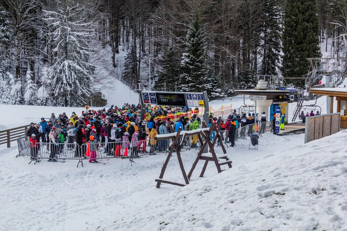 Češi se nestačí divit: Skipasy v tomto roce prudce zdraží, lyžování se mění v luxus pro bohaté